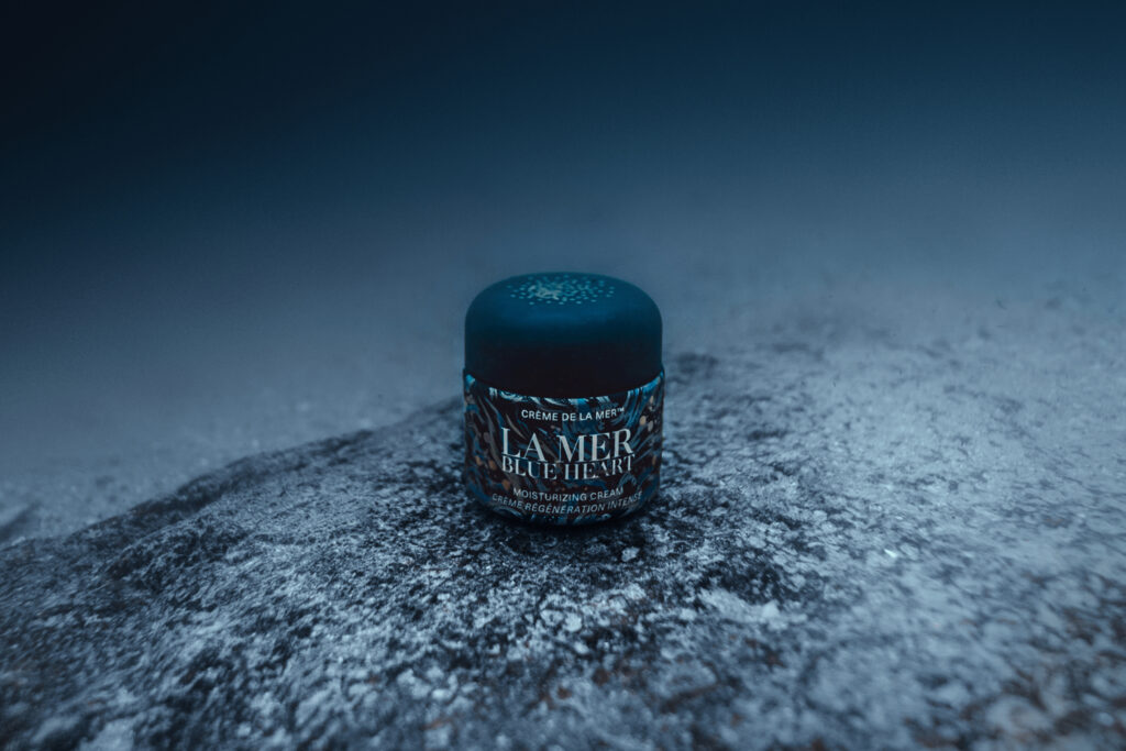 護膚品在水下的照片